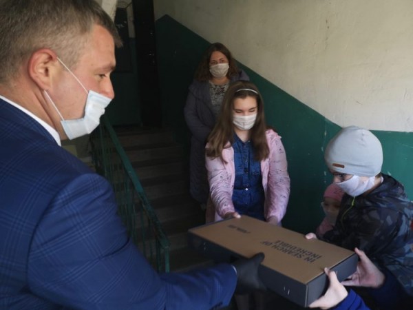 Команда ДСК помогла обеспечить оборудованием для онлайн-обучения воронежские семьи