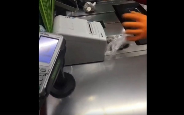 Воронежец снял на видео необычный способ обмана на кассе
