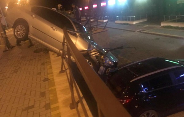 В Воронеже &laquo;Ниссан&raquo; упал на крышу машины на парковке