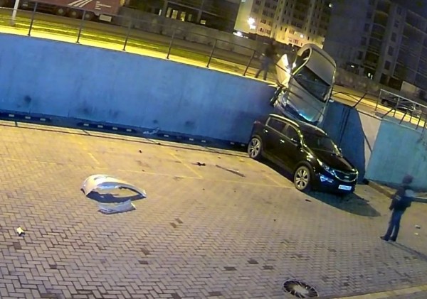На видео попал момент падения &laquo;Ниссана&raquo; на &laquo;Киа&raquo; в Воронеже