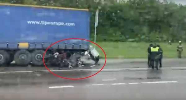 Воронежец на легковушке залетел под колёса грузовика и погиб
