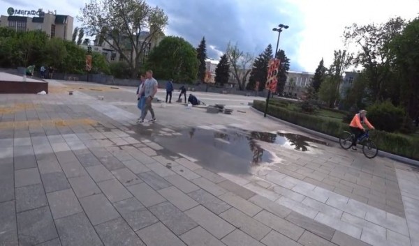 &laquo;Ощущение, что вы не в России живёте. Для нас это нормально&raquo;. Плиточники объяснили, что не так с площадью Победы