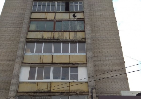 Во дворе воронежской многоэтажки заметили парня без сознания