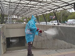 В Воронеже продолжаются работы по санитарной обработке остановочных павильонов