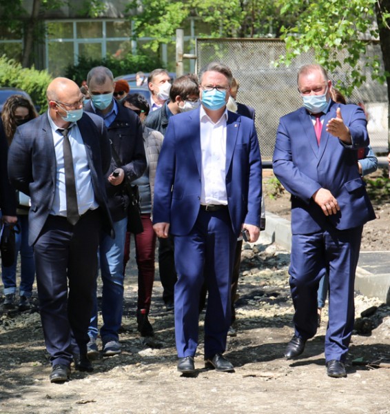 Мэр Воронежа Вадим Кстенин проверил, как идет благоустройство дворов в рамках нацпроекта