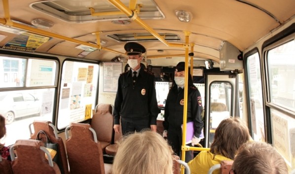 В Воронеже полиция в ходе рейдов начала ловить нарушителей масочного режима