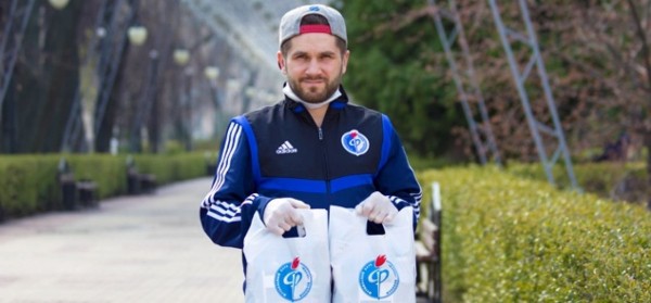 &laquo;Факел&raquo; развозит продуктовые наборы ветеранам воронежского футбола
