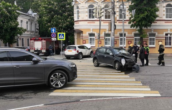 В центре Воронежа &laquo;Тойота&raquo; врезалась в &laquo;Рено&raquo; и вылетела на тротуар