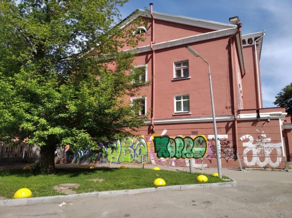 Умирает, но не сдается. Посмотрим 14 фото, что стало с Домом офицеров через девять лет после смены владельца