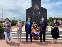 В Воронеже в День памяти и скорби возложили цветы и венки к могиле Неизвестного солдата