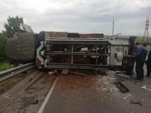 ЗиЛ перевернулся после столкновения с КамАЗом под Воронежем
