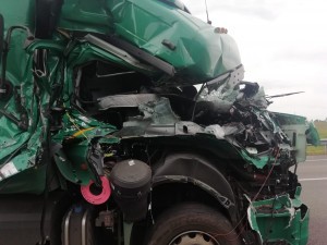 ЗиЛ перевернулся после столкновения с КамАЗом под Воронежем
