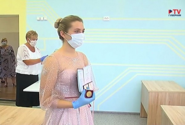 В масках и перчатках. Как в Воронеже выпускникам вручают аттестаты