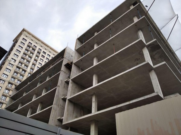 Бизнесмен строит офис-громилу на узкой Никитинской (ФОТО)