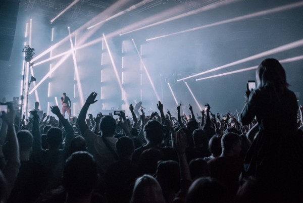 Организаторы концертов получили право не возвращать деньги за билеты до полугода