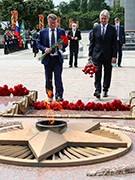 В Воронеже в День памяти и скорби возложили цветы и венки к могиле Неизвестного солдата