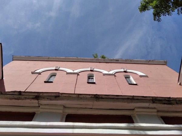 Умирает, но не сдается. Посмотрим 14 фото, что стало с Домом офицеров через девять лет после смены владельца