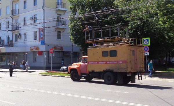 В Воронеже оборванные после парада провода повредили 2 маршрутки и авто