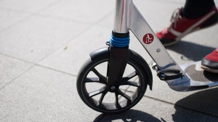 В Воронеже таксист сбил школьника на самокате во дворе многоэтажки