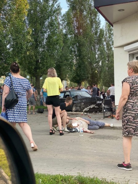 В Воронеже участковый за рулем &laquo;Тойоты&raquo; вылетел с дороги на тротуар и сбил трех человек. Посмотрим на фото, кто выжил
