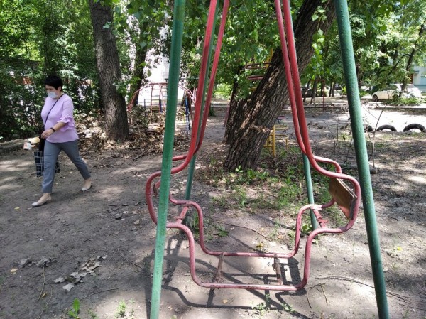 &laquo;На нас положили большой &hellip;&raquo;. Жители Ленинского проспекта о своем дворе говорят только непечатными словами