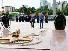 В Воронеже в День памяти и скорби возложили цветы и венки к могиле Неизвестного солдата