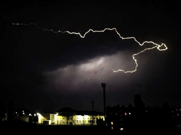 Воронежцы поделились фото и видео ночной грозы