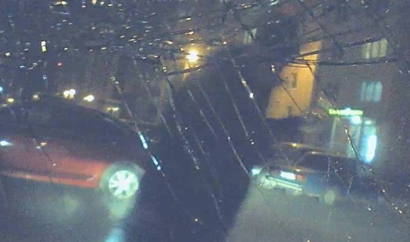 Снято на регистратор: В Воронеже прохожий без причины напал на VW Polo