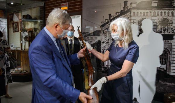 Воронежскому губернатору в музее подарили винтовку Мосина