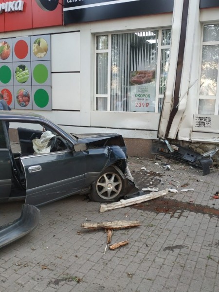 В Воронеже участковый за рулем &laquo;Тойоты&raquo; вылетел с дороги на тротуар и сбил трех человек. Посмотрим на фото, кто выжил