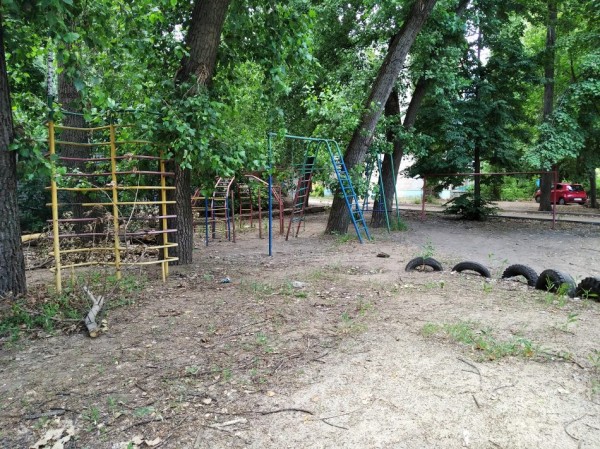 &laquo;На нас положили большой &hellip;&raquo;. Жители Ленинского проспекта о своем дворе говорят только непечатными словами