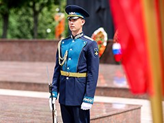 В Воронеже в День памяти и скорби возложили цветы и венки к могиле Неизвестного солдата