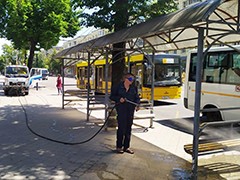 В Воронеже продолжается санитарная обработка остановочных павильонов