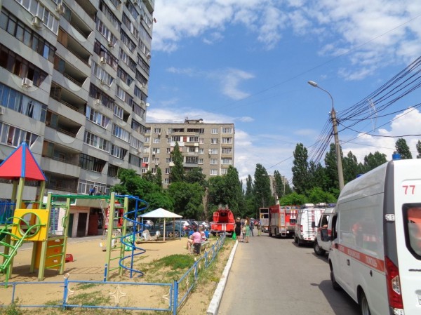 В Воронеже девушка под домашним арестом напугала соседей, свесившись с балкона