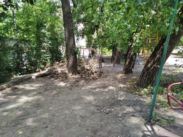 &laquo;На нас положили большой &hellip;&raquo;. Жители Ленинского проспекта о своем дворе говорят только непечатными словами