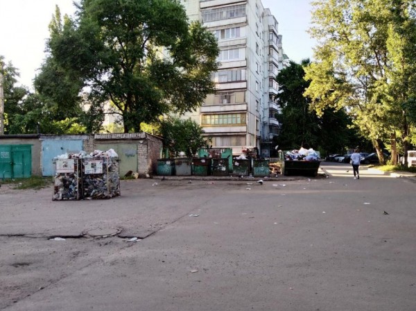 Жители Остужева, Минской и Ленинского проспекта не знают, сколько платят за вывоз мусора, но дышат вонью от переполненных контейнеров каждый день (наследие Ишутина-2)