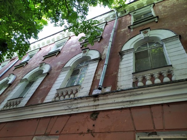 Умирает, но не сдается. Посмотрим 14 фото, что стало с Домом офицеров через девять лет после смены владельца