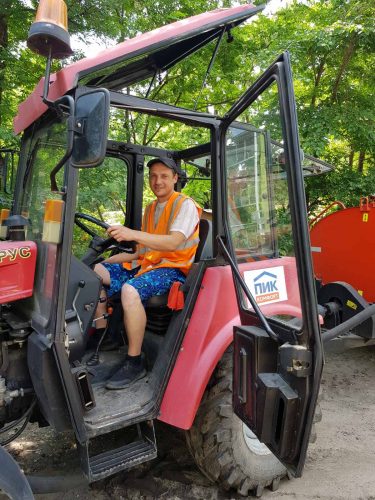 Крупные воронежские УК возобновили полив дворов в зной