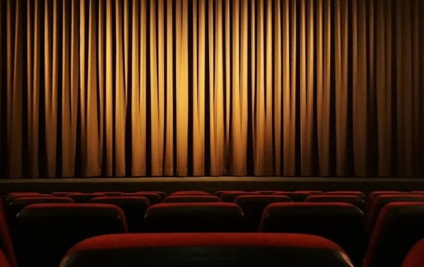 Интернет-знакомство с театралкой обернулось для воронежца потерей денег
