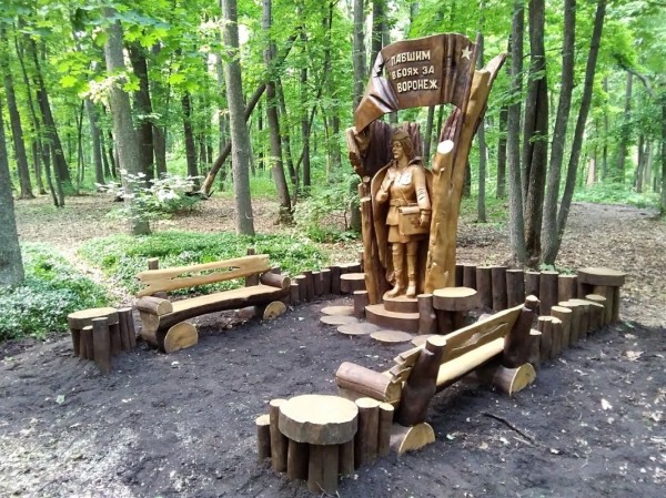 Памятник женщине - военному врачу установили на воронежской экотропе