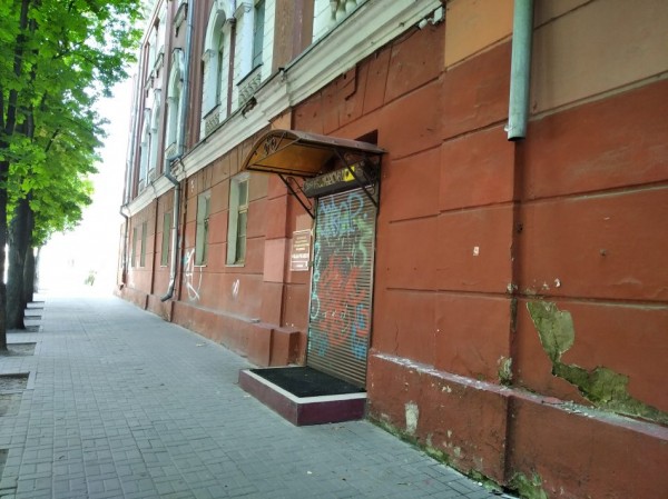 Умирает, но не сдается. Посмотрим 14 фото, что стало с Домом офицеров через девять лет после смены владельца