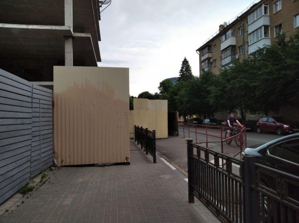 Бизнесмен строит офис-громилу на узкой Никитинской (ФОТО)