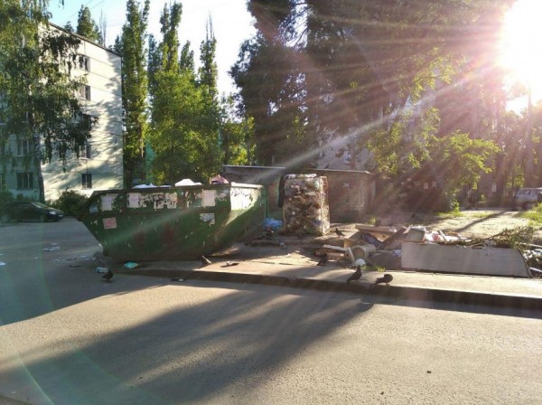 Жители Остужева, Минской и Ленинского проспекта не знают, сколько платят за вывоз мусора, но дышат вонью от переполненных контейнеров каждый день (наследие Ишутина-2)