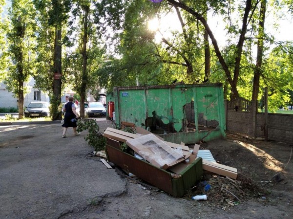 Жители Остужева, Минской и Ленинского проспекта не знают, сколько платят за вывоз мусора, но дышат вонью от переполненных контейнеров каждый день (наследие Ишутина-2)