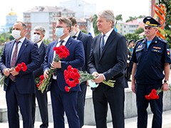 В Воронеже в День памяти и скорби возложили цветы и венки к могиле Неизвестного солдата