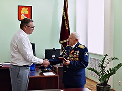 В Ленинском районе ветерану вручили памятный знак