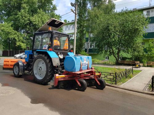 Крупные воронежские УК возобновили полив дворов в зной