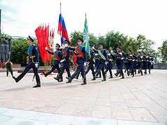 В Воронеже в День памяти и скорби возложили цветы и венки к могиле Неизвестного солдата