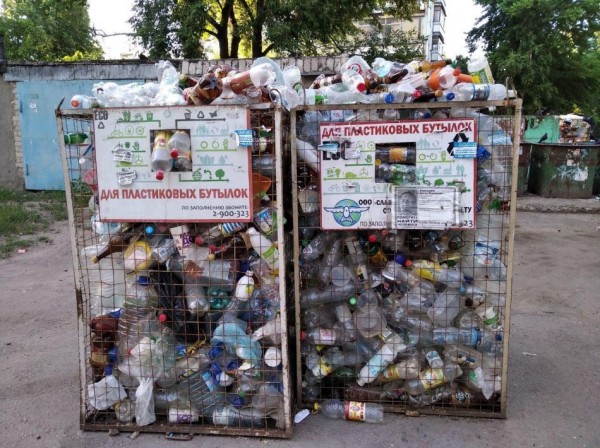 Жители Остужева, Минской и Ленинского проспекта не знают, сколько платят за вывоз мусора, но дышат вонью от переполненных контейнеров каждый день (наследие Ишутина-2)