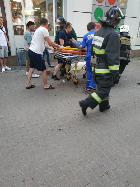 В Воронеже участковый за рулем &laquo;Тойоты&raquo; вылетел с дороги на тротуар и сбил трех человек. Посмотрим на фото, кто выжил